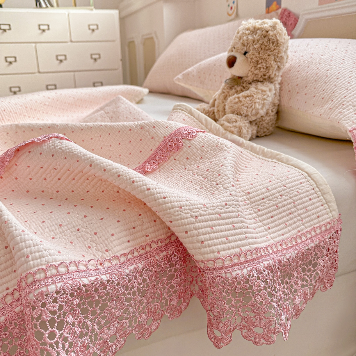 91家纺网 家纺一手货源 找家纺 栩裕纺织 2026新款全棉双层纱梅花边床盖 波点-粉色