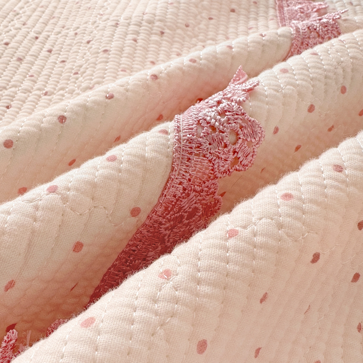 91家纺网 家纺一手货源 找家纺 栩裕纺织 2026新款全棉双层纱梅花边床盖 波点-粉色