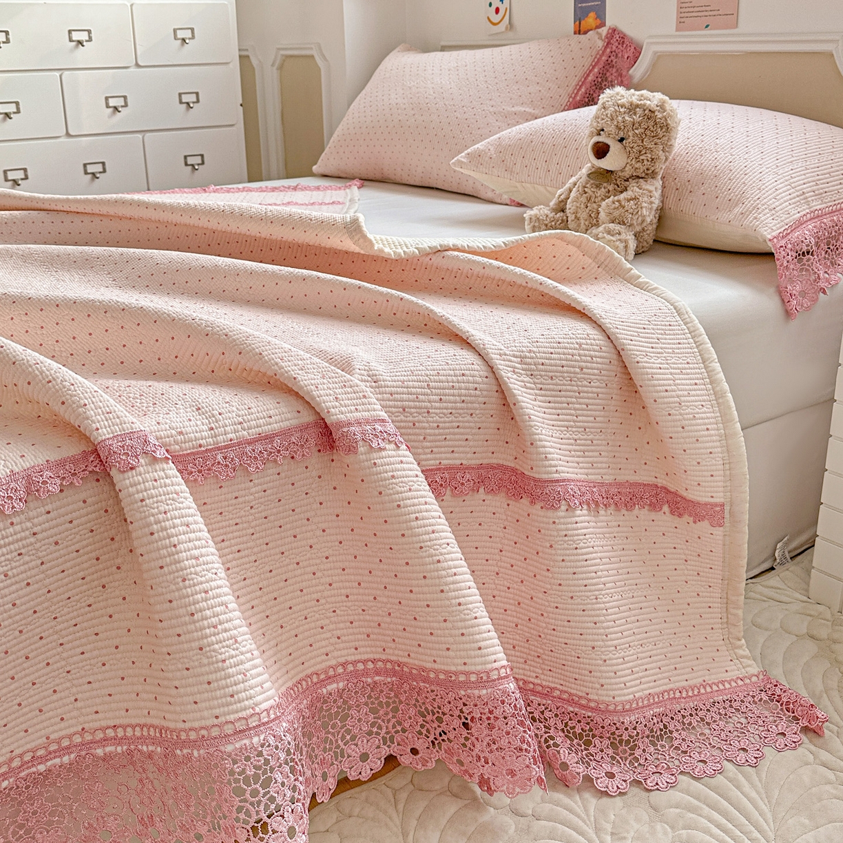 91家纺网 家纺一手货源 找家纺 栩裕纺织 2026新款全棉双层纱梅花边床盖 波点-粉色