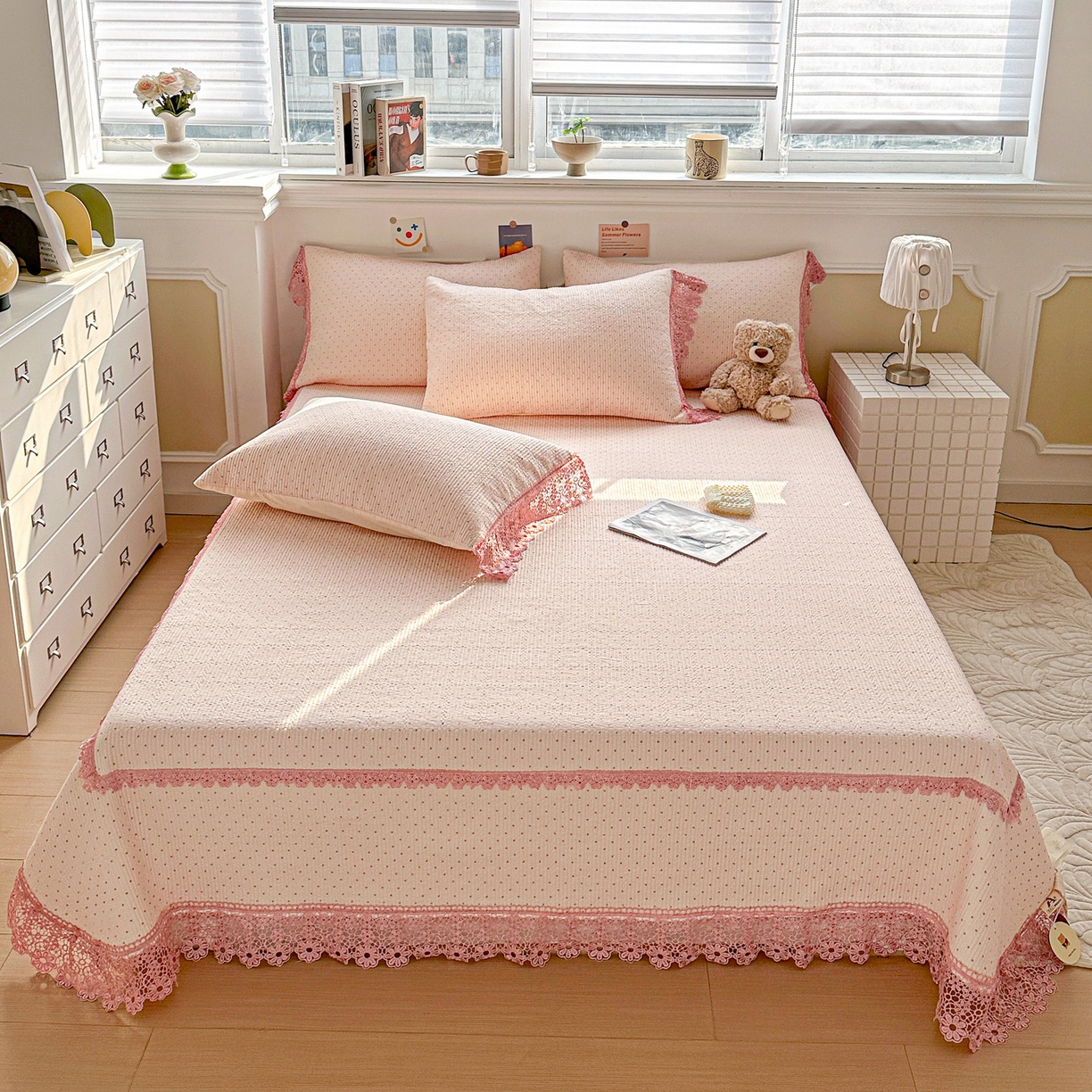 91家纺网 家纺一手货源 找家纺 栩裕纺织 2026新款全棉双层纱梅花边床盖 波点-粉色