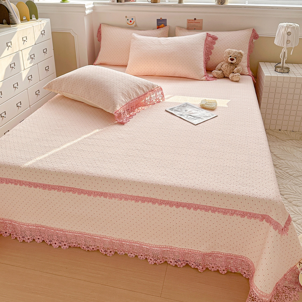 91家纺网 家纺一手货源 找家纺 栩裕纺织 2026新款全棉双层纱梅花边床盖 波点-粉色