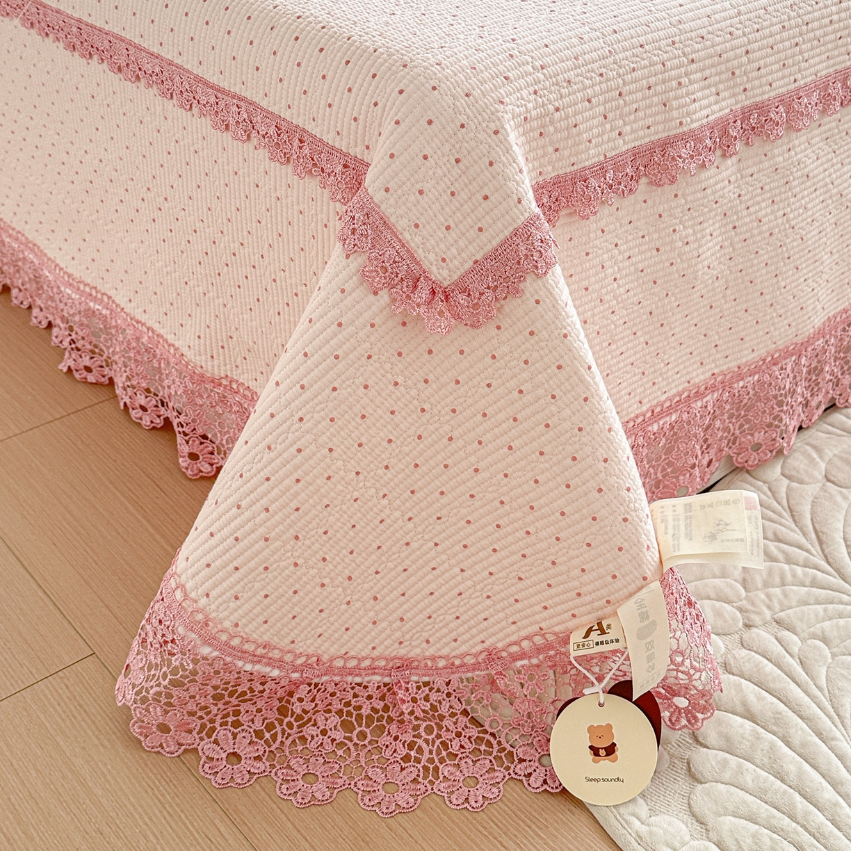 91家纺网 家纺一手货源 找家纺 栩裕纺织 2026新款全棉双层纱梅花边床盖 波点-粉色