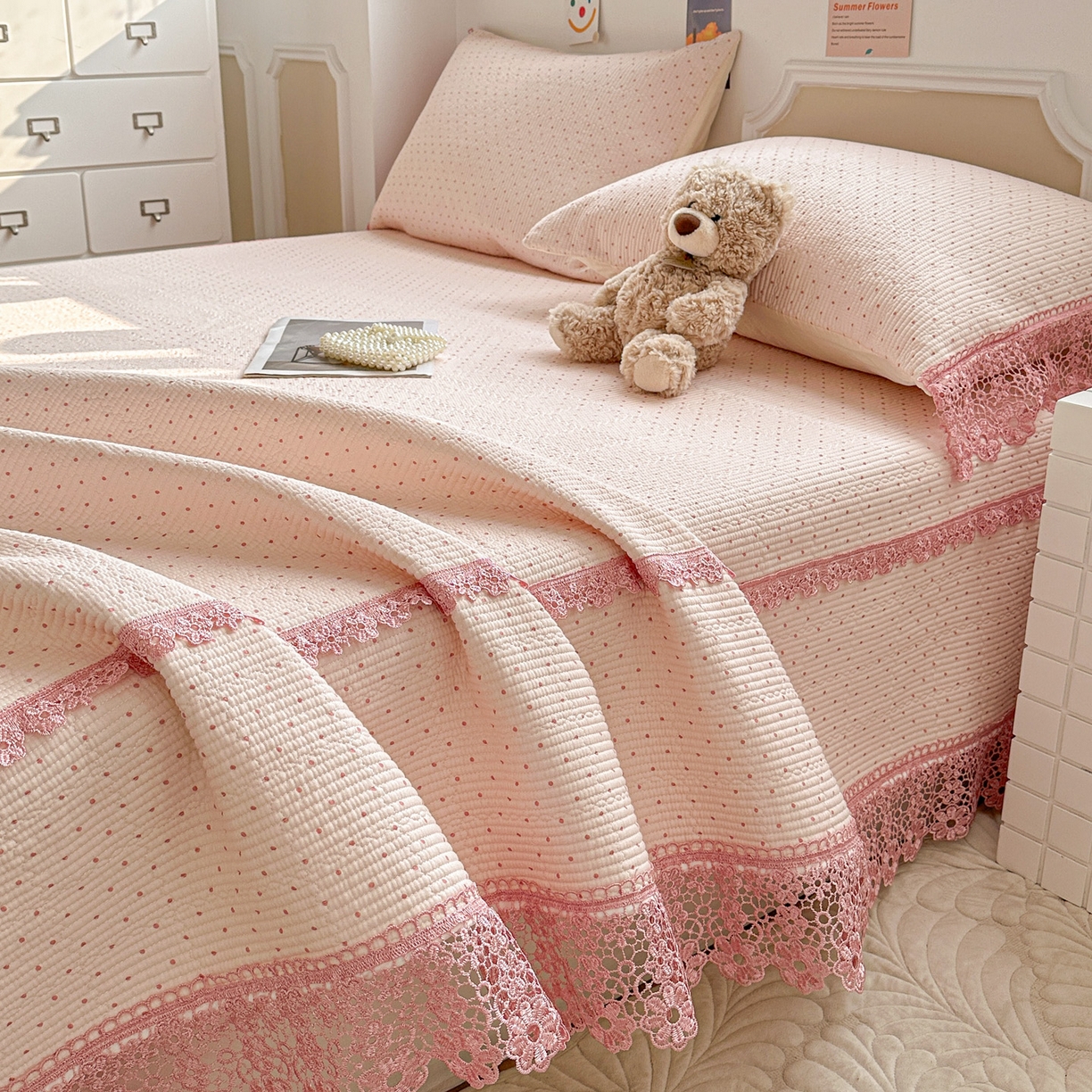 91家纺网 家纺一手货源 找家纺 栩裕纺织 2026新款全棉双层纱梅花边床盖 波点-粉色