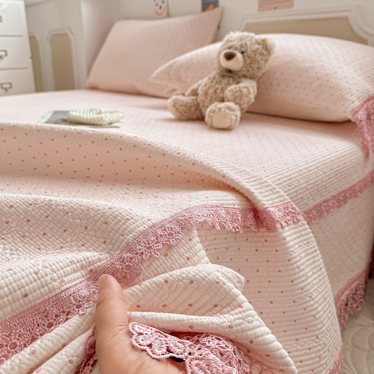 91家纺网 家纺一手货源 找家纺 栩裕纺织 2026新款全棉双层纱梅花边床盖 波点-粉色