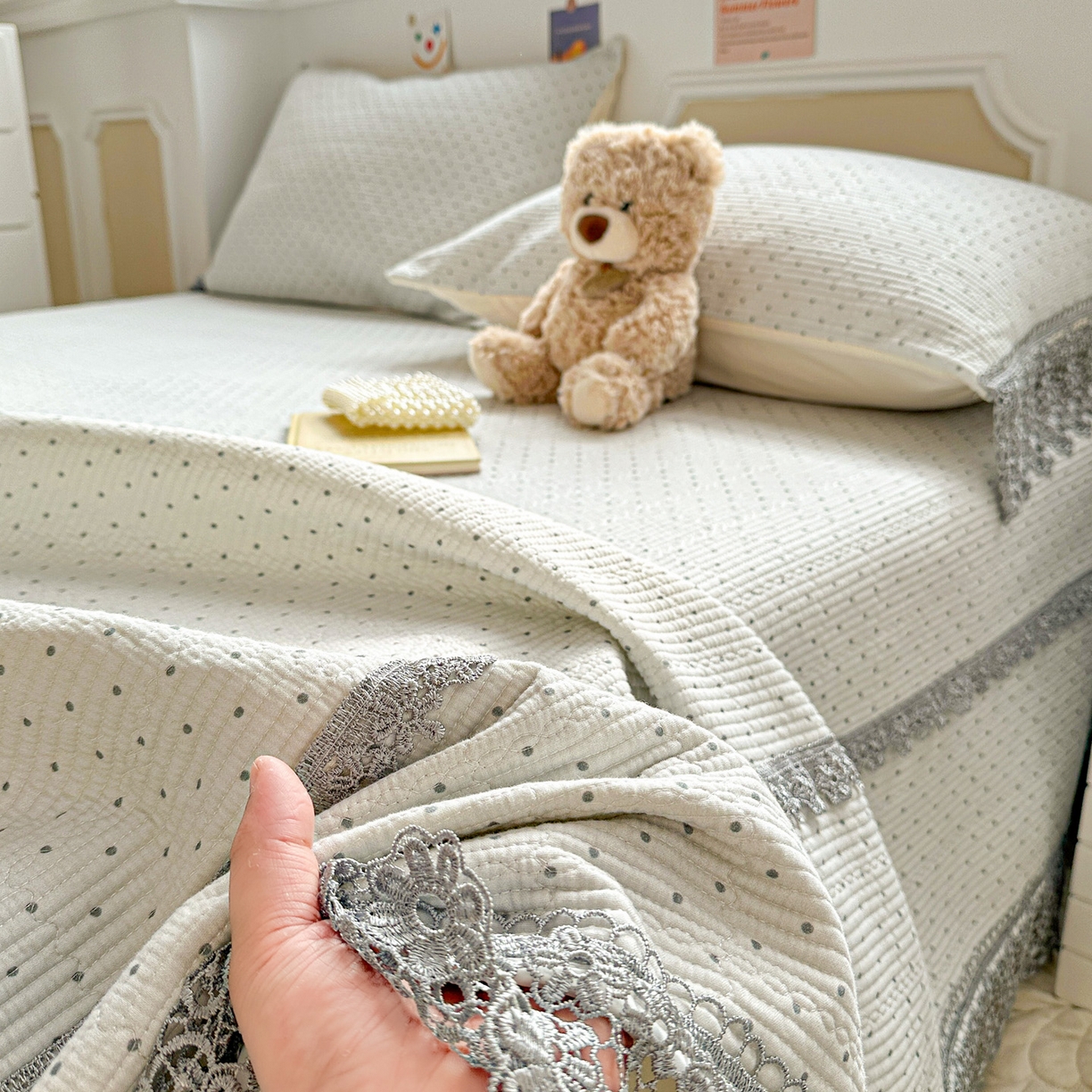 91家纺网 家纺一手货源 找家纺 栩裕纺织 2026新款全棉双层纱梅花边床盖 波点-灰色