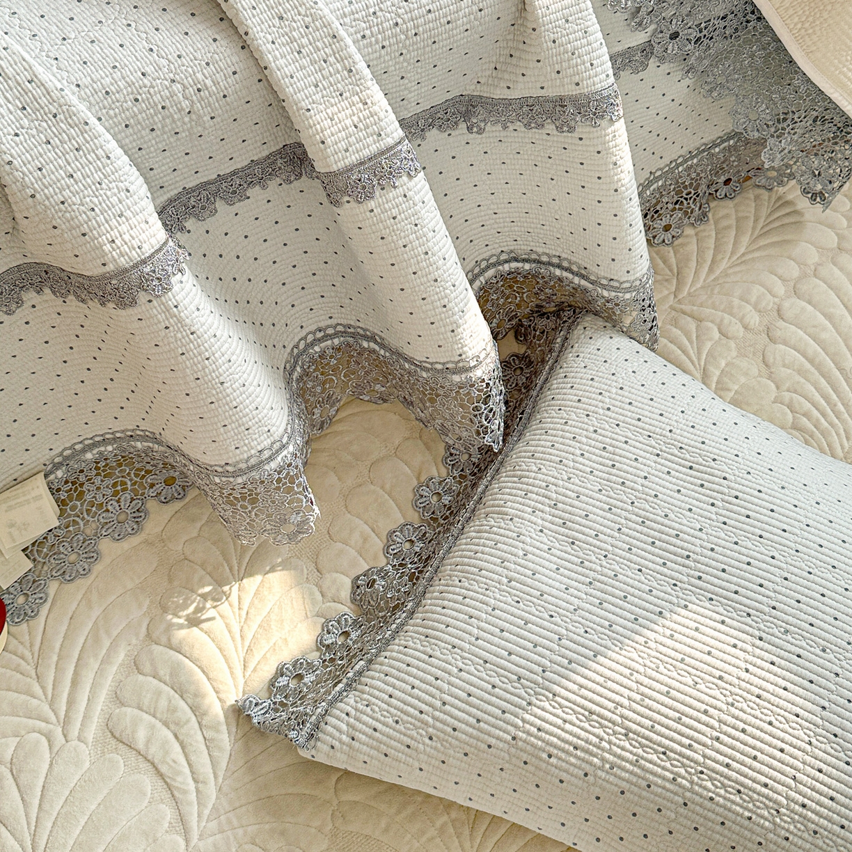 91家纺网 家纺一手货源 找家纺 栩裕纺织 2026新款全棉双层纱梅花边床盖 波点-灰色