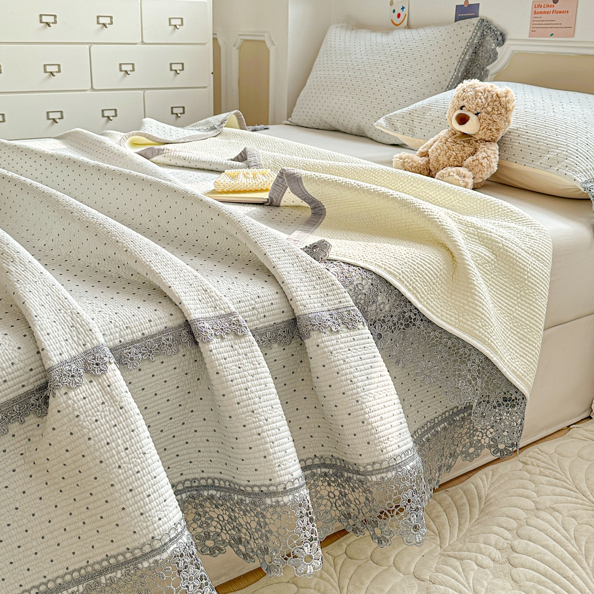 91家纺网 家纺一手货源 找家纺 栩裕纺织 2026新款全棉双层纱梅花边床盖 波点-灰色