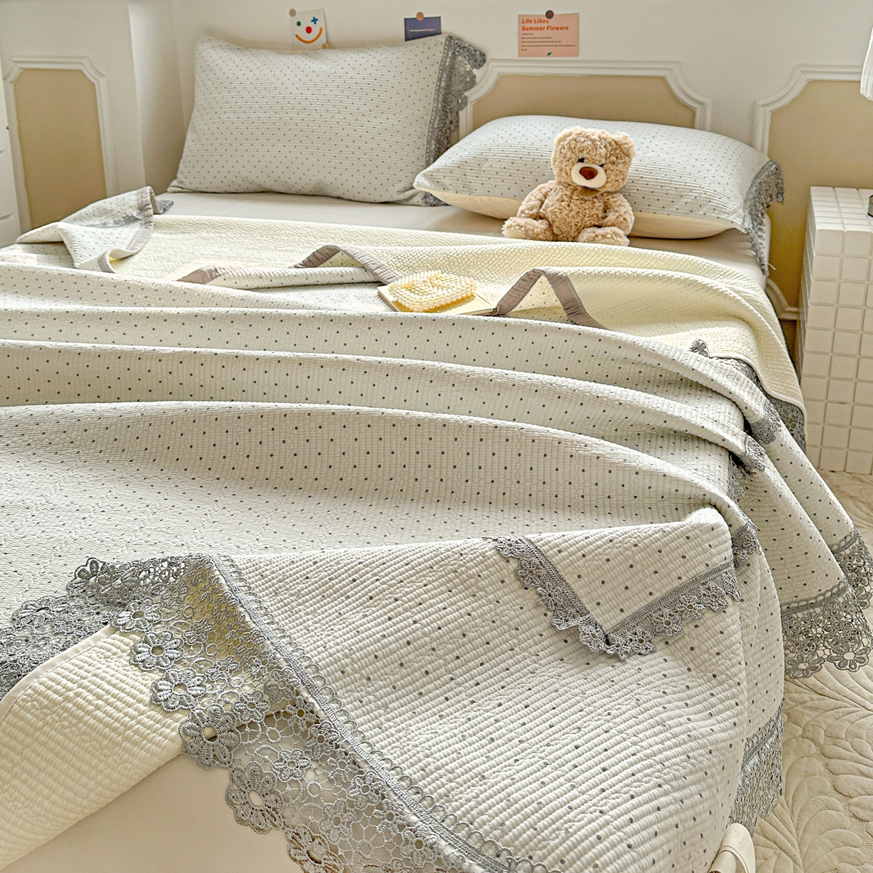 91家纺网 家纺一手货源 找家纺 栩裕纺织 2026新款全棉双层纱梅花边床盖 波点-灰色