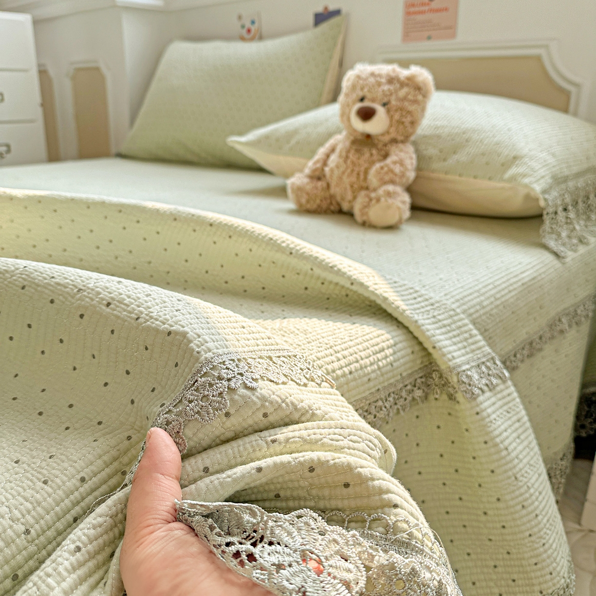 91家纺网 家纺一手货源 找家纺 栩裕纺织 2026新款全棉双层纱梅花边床盖 波点-绿色