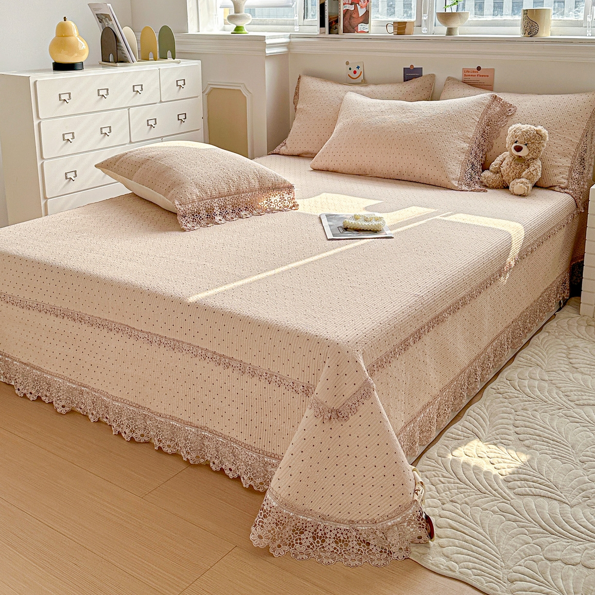 91家纺网 家纺一手货源 找家纺 栩裕纺织 2026新款全棉双层纱梅花边床盖 波点-浅豆沙