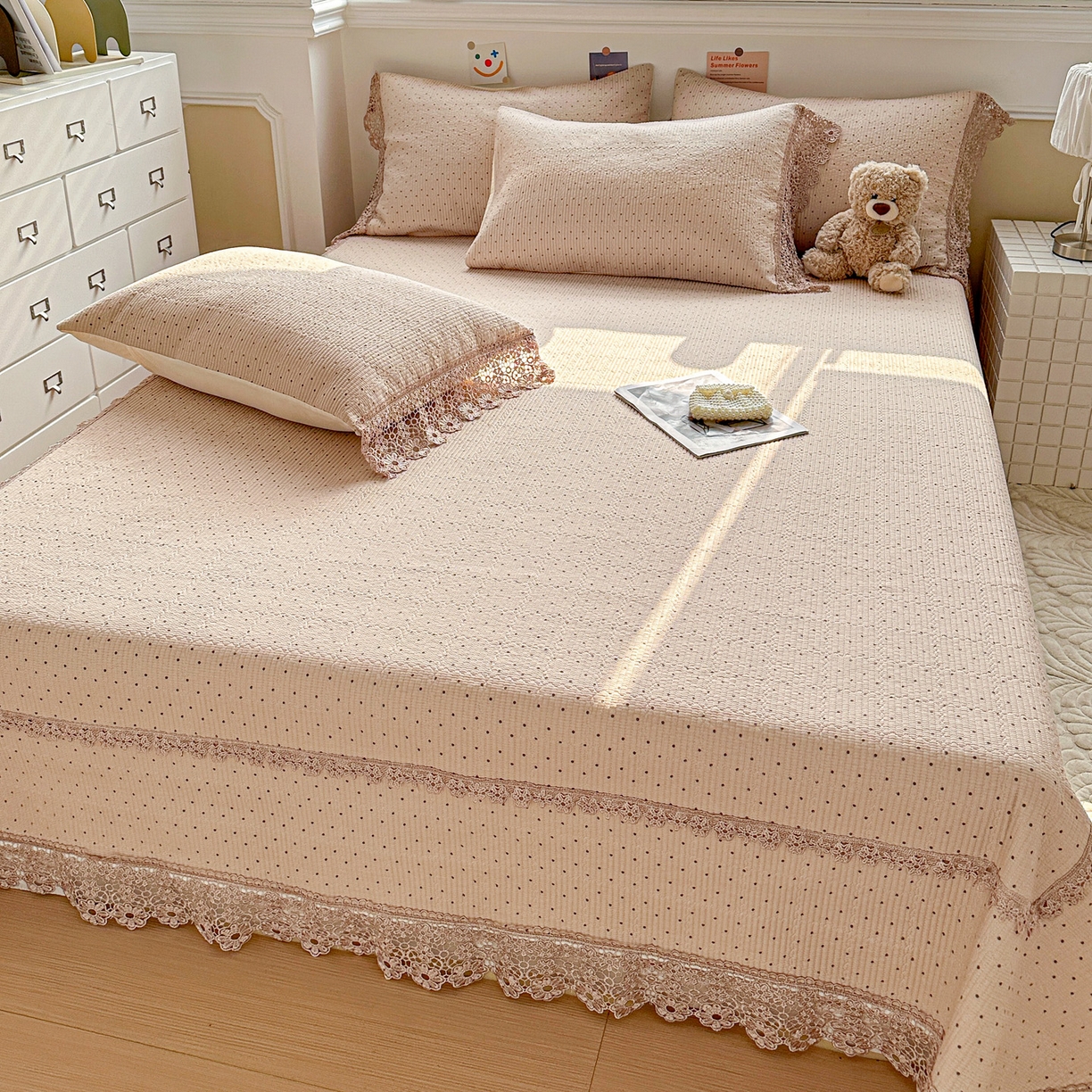 91家纺网 家纺一手货源 找家纺 栩裕纺织 2026新款全棉双层纱梅花边床盖 波点-浅豆沙