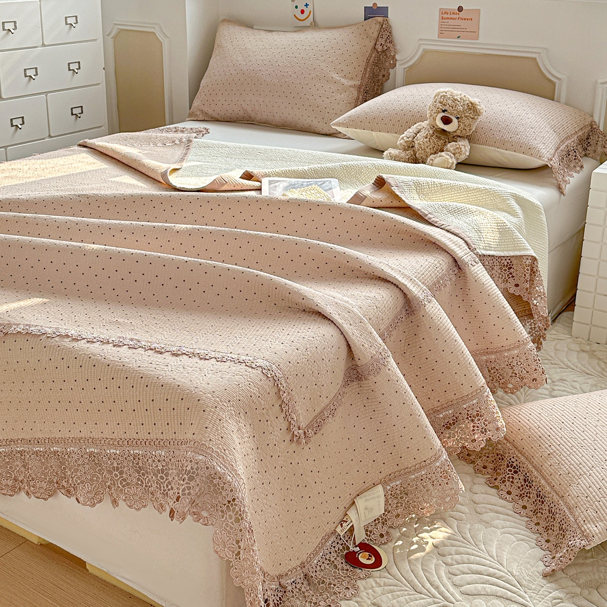 91家纺网 家纺一手货源 找家纺 栩裕纺织 2026新款全棉双层纱梅花边床盖 波点-浅豆沙