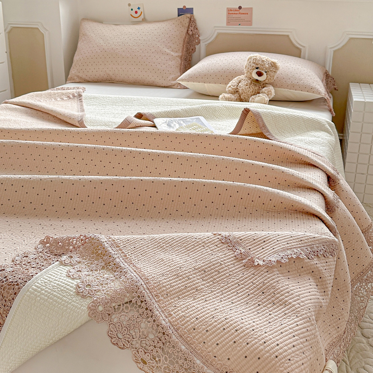 91家纺网 家纺一手货源 找家纺 栩裕纺织 2026新款全棉双层纱梅花边床盖 波点-浅豆沙