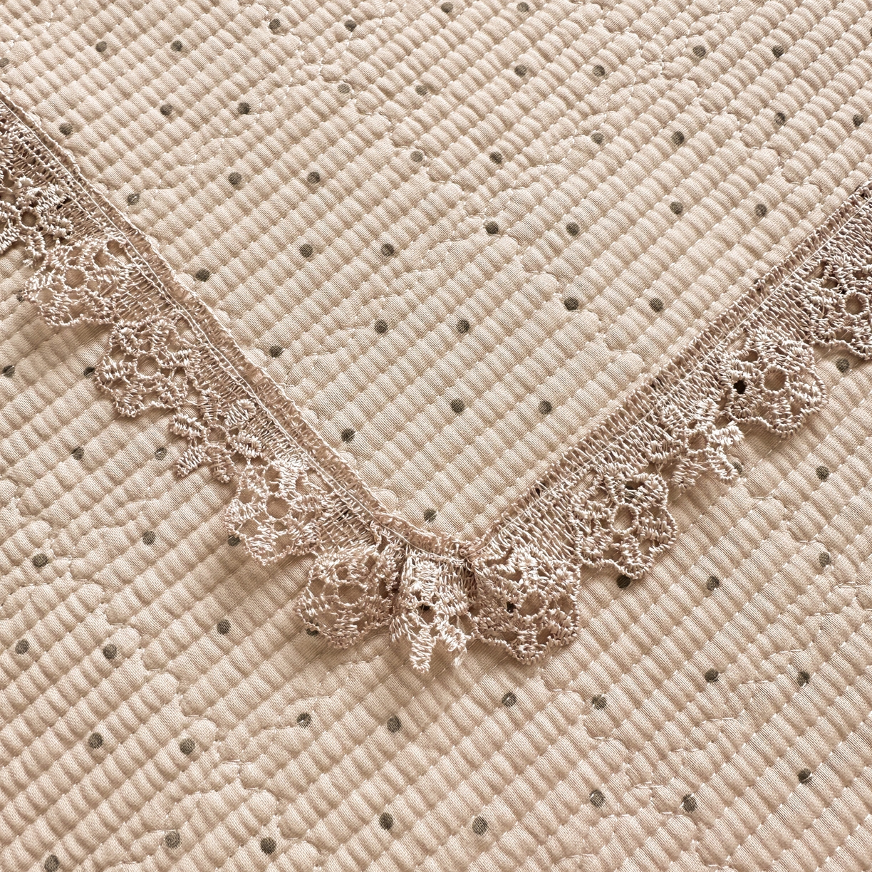 91家纺网 家纺一手货源 找家纺 栩裕纺织 2026新款全棉双层纱梅花边床盖 波点-浅豆沙