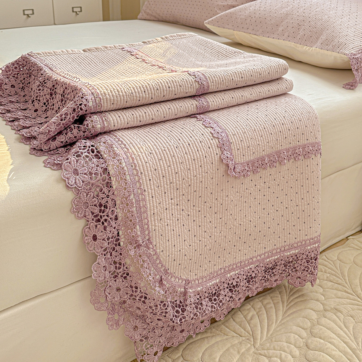 栩裕纺织 2026新款全棉双层纱梅花边床盖 波点-紫色