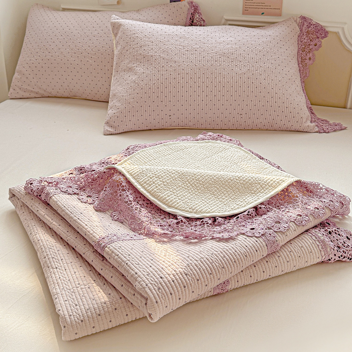 91家纺网 家纺一手货源 找家纺 栩裕纺织 2026新款全棉双层纱梅花边床盖 波点-紫色