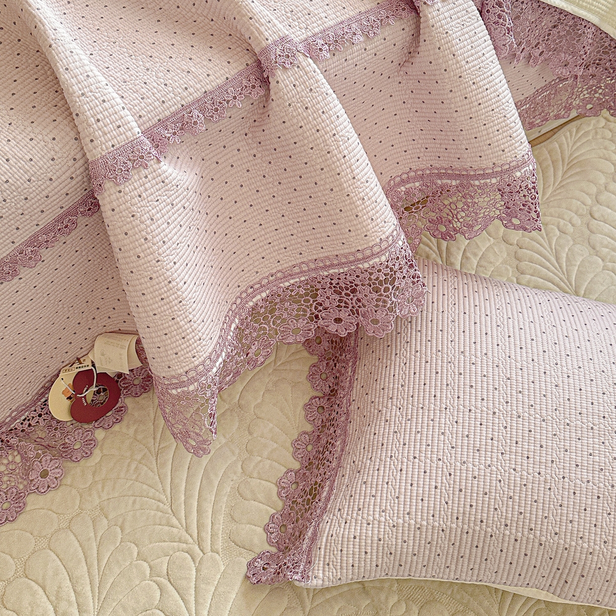 91家纺网 家纺一手货源 找家纺 栩裕纺织 2026新款全棉双层纱梅花边床盖 波点-紫色