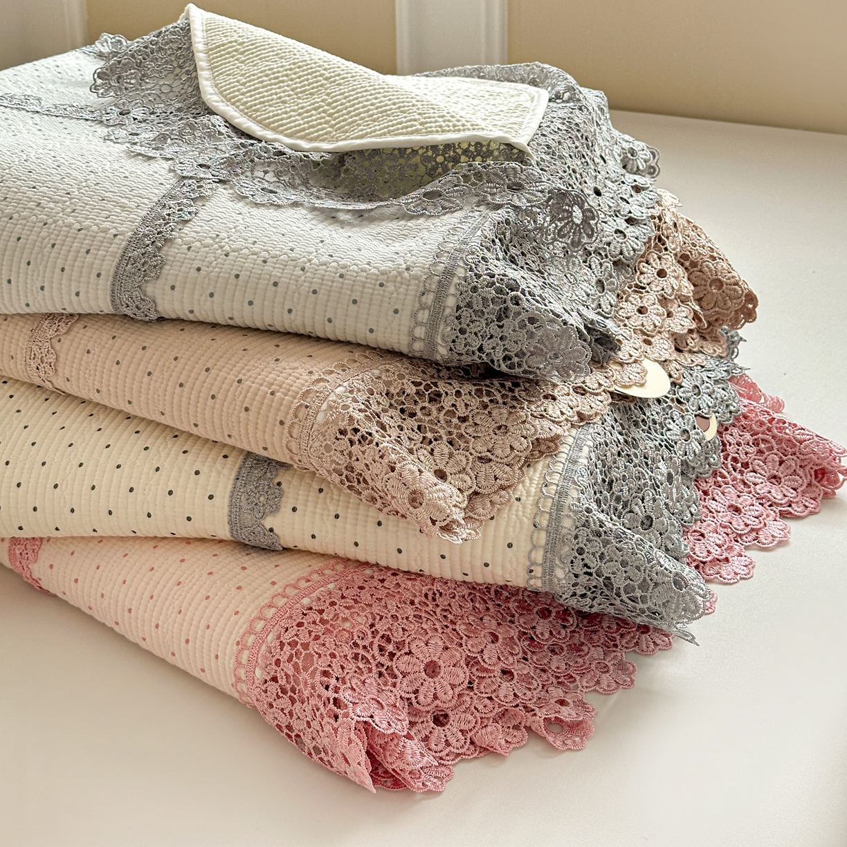 91家纺网 家纺一手货源 找家纺 栩裕纺织 2026新款全棉双层纱梅花边床盖 组合图