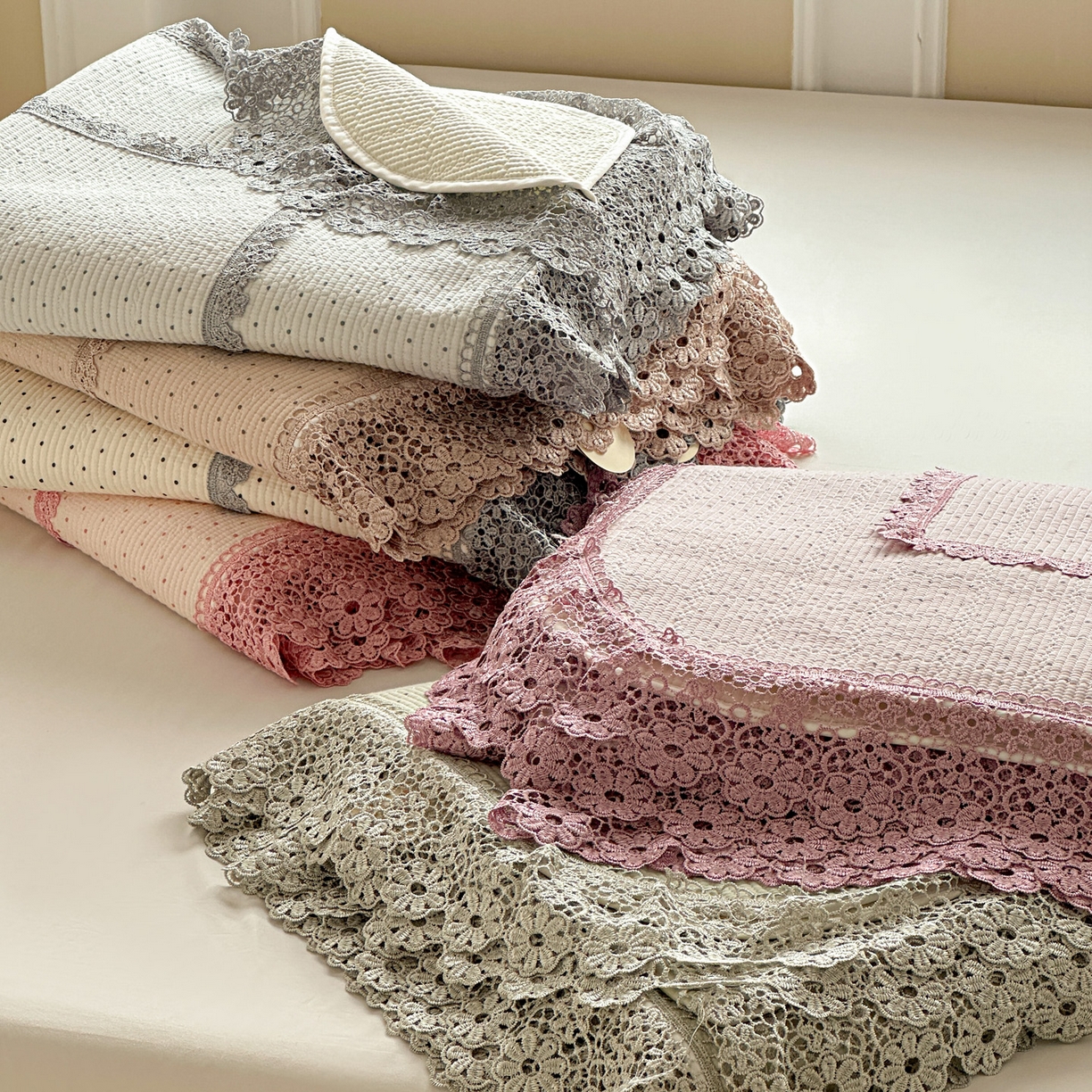 91家纺网 家纺一手货源 找家纺 栩裕纺织 2026新款全棉双层纱梅花边床盖 组合图