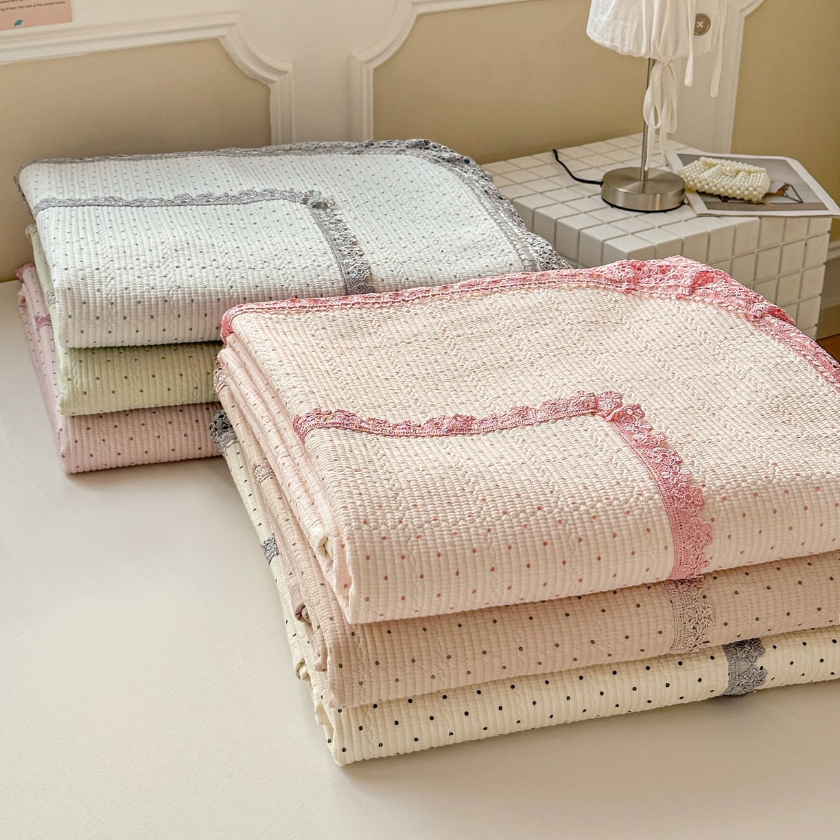 91家纺网 家纺一手货源 找家纺 栩裕纺织 2026新款全棉双层纱梅花边床盖 组合图