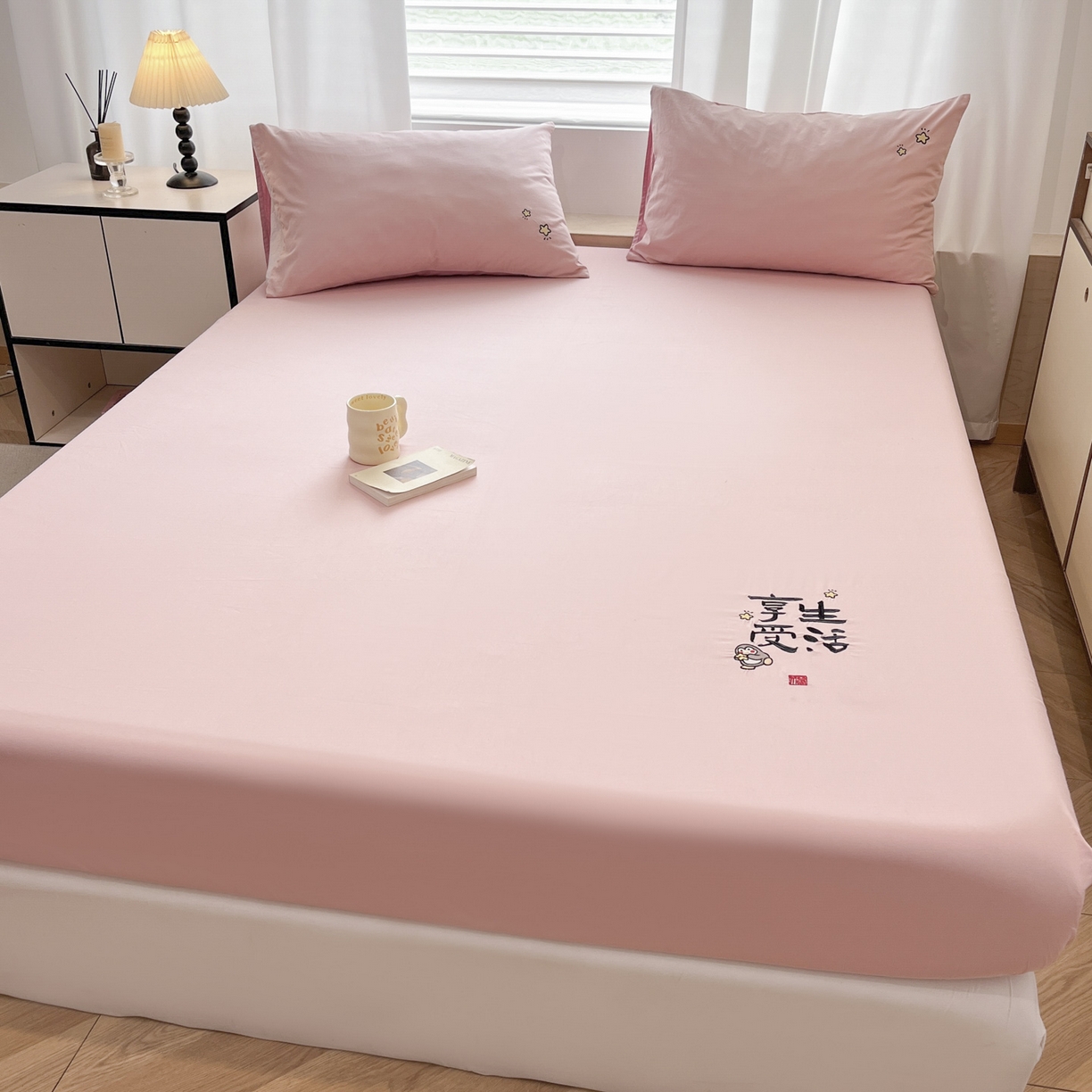 91家纺网 家纺一手货源 找家纺 （总）泽西家纺+V17798841158发大图 2026新品A类13376治愈系国风刺绣纯棉床笠全棉床笠枕套三件套