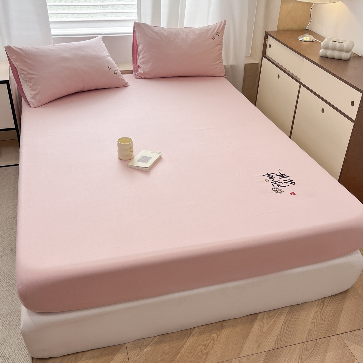 91家纺网 家纺一手货源 找家纺 （总）泽西家纺+V17798841158发大图 2026新品A类13376治愈系国风刺绣纯棉床笠全棉床笠枕套三件套