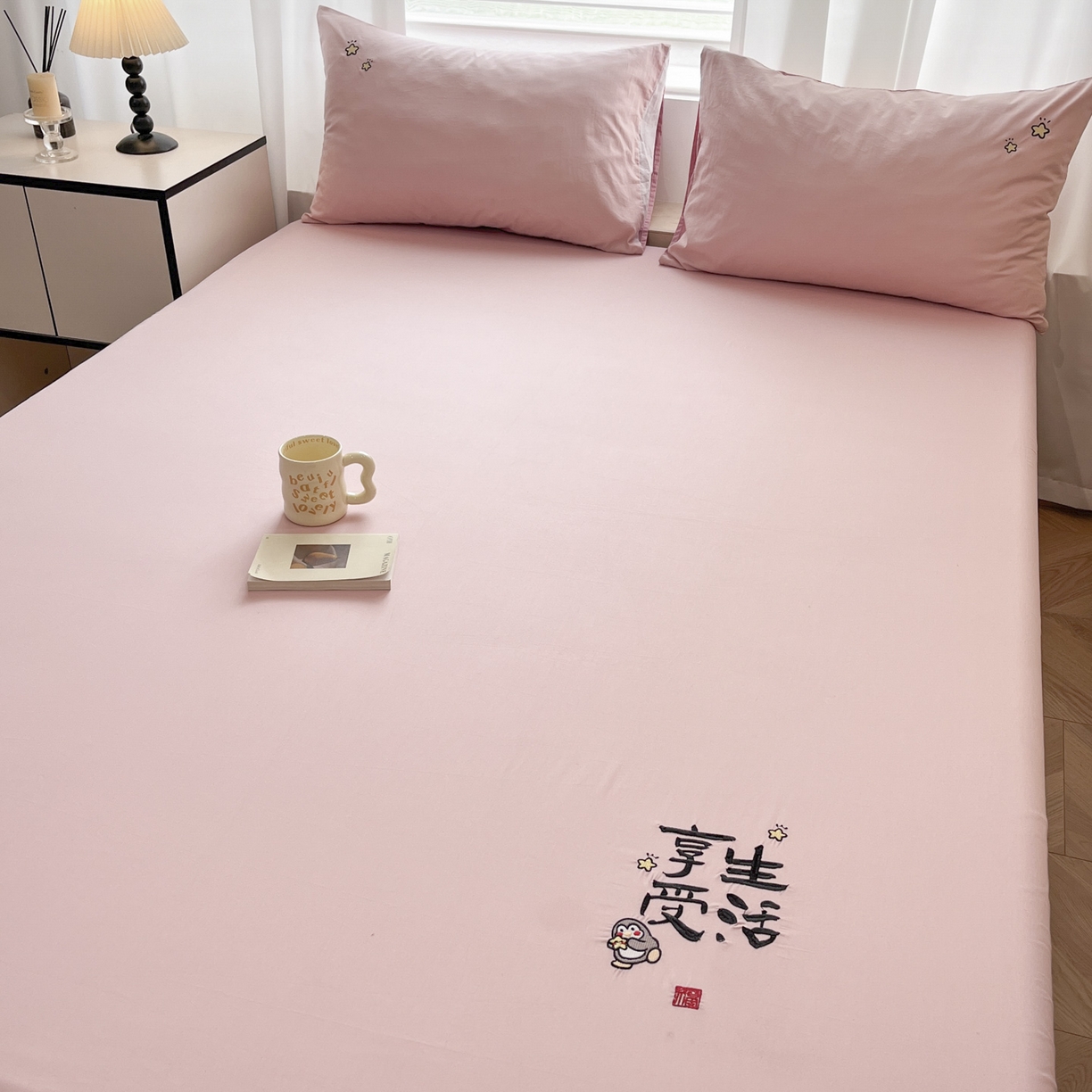 91家纺网 家纺一手货源 找家纺 （总）泽西家纺+V17798841158发大图 2026新品A类13376治愈系国风刺绣纯棉床笠全棉床笠枕套三件套