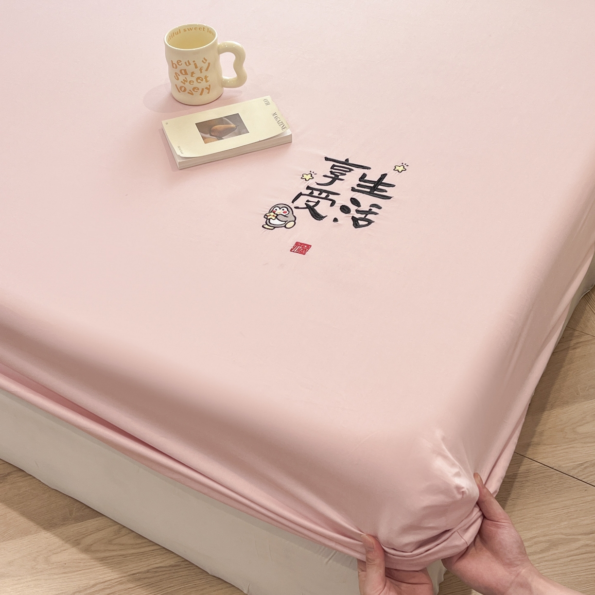 91家纺网 家纺一手货源 找家纺 （总）泽西家纺+V17798841158发大图 2026新品A类13376治愈系国风刺绣纯棉床笠全棉床笠枕套三件套