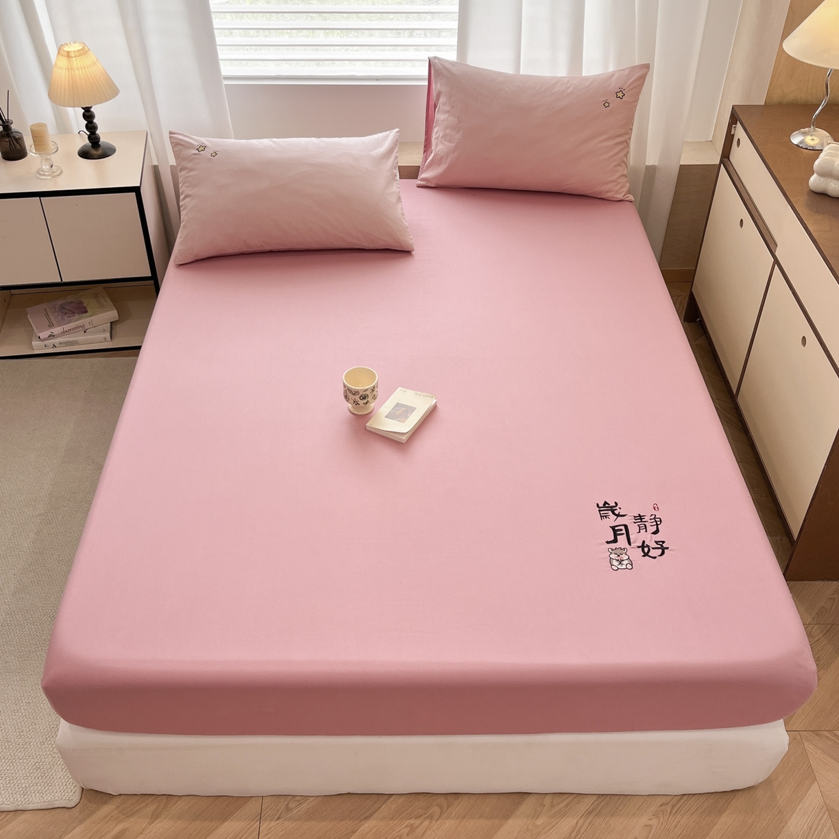 91家纺网 家纺一手货源 找家纺 （总）泽西家纺+V17798841158发大图 2026新品A类13376治愈系国风刺绣纯棉床笠全棉床笠枕套三件套