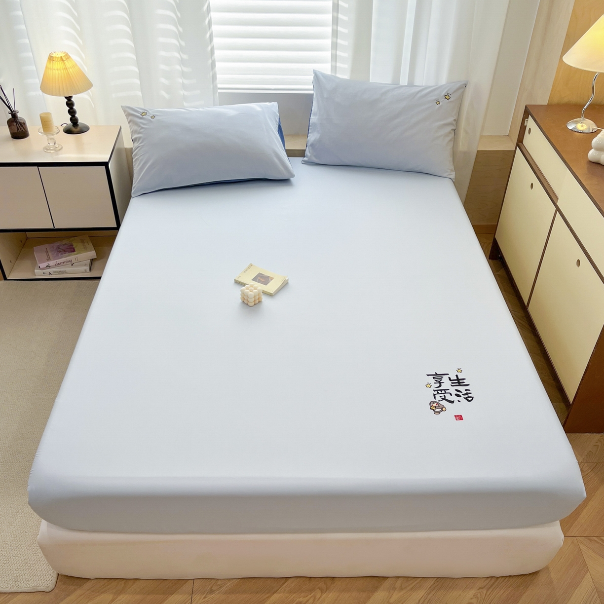 91家纺网 家纺一手货源 找家纺 （总）泽西家纺+V17798841158发大图 2026新品A类13376治愈系国风刺绣纯棉床笠全棉床笠枕套三件套