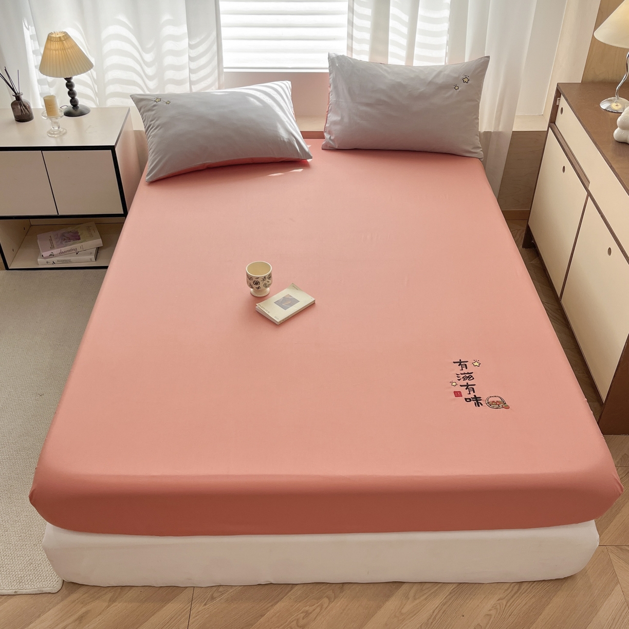 91家纺网 家纺一手货源 找家纺 （总）泽西家纺+V17798841158发大图 2026新品A类13376治愈系国风刺绣纯棉床笠全棉床笠枕套三件套