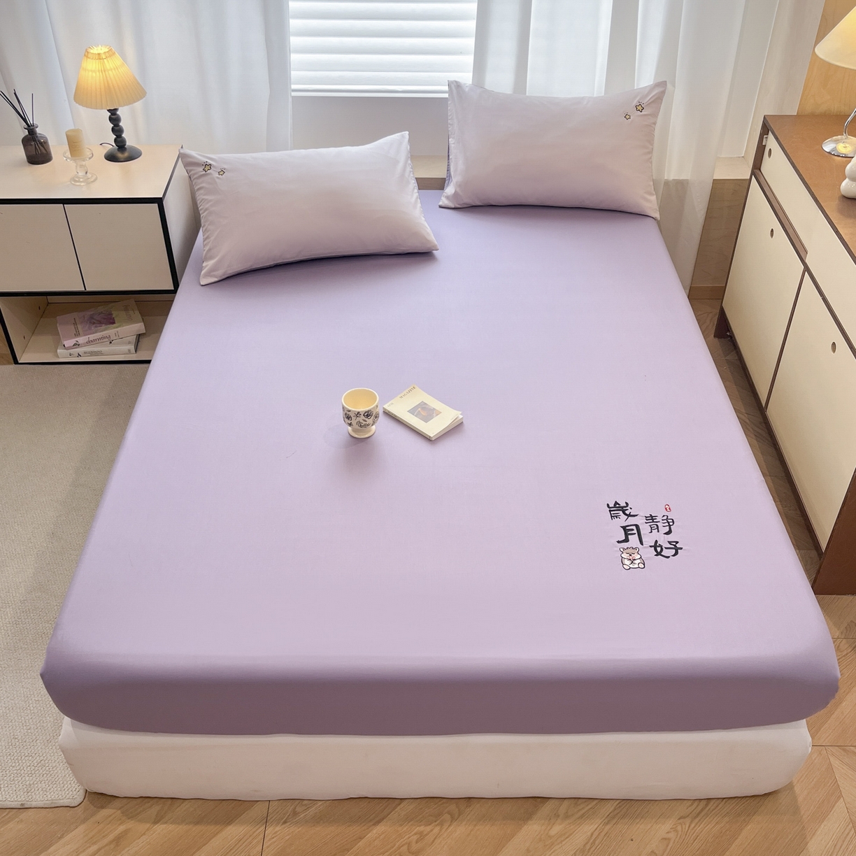 91家纺网 家纺一手货源 找家纺 （总）泽西家纺+V17798841158发大图 2026新品A类13376治愈系国风刺绣纯棉床笠全棉床笠枕套三件套