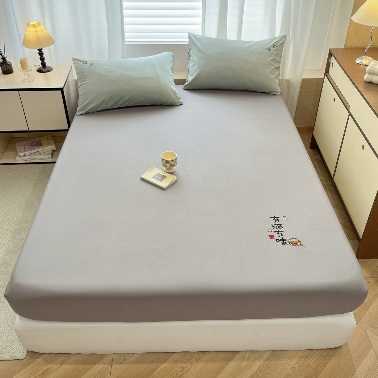 91家纺网 家纺一手货源 找家纺 （总）泽西家纺+V17798841158发大图 2026新品A类13376治愈系国风刺绣纯棉床笠全棉床笠枕套三件套