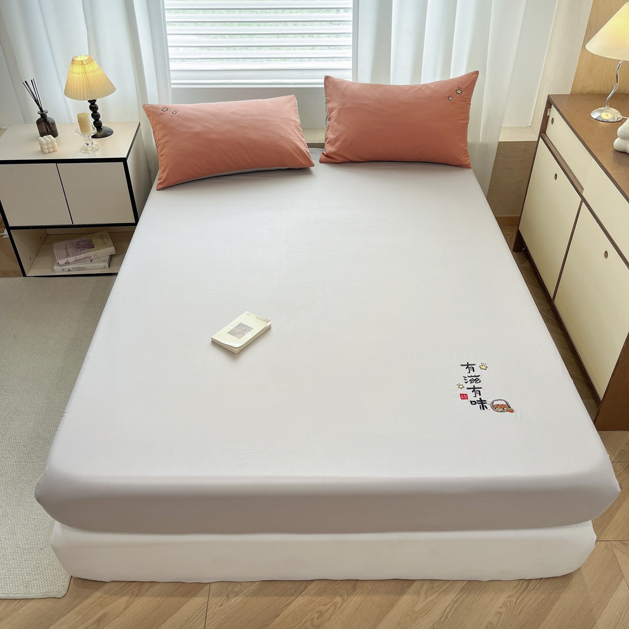 91家纺网 家纺一手货源 找家纺 （总）泽西家纺+V17798841158发大图 2026新品A类13376治愈系国风刺绣纯棉床笠全棉床笠枕套三件套