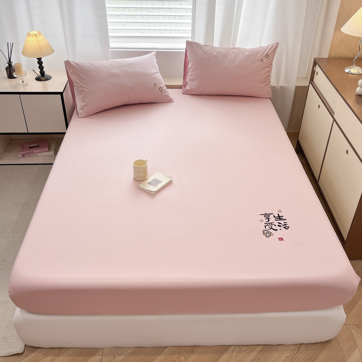 泽西家纺+V17798841158发大图 2026新品A类13376治愈系国风刺绣纯棉床笠全棉床笠枕套三件套 国风-浅喜粉