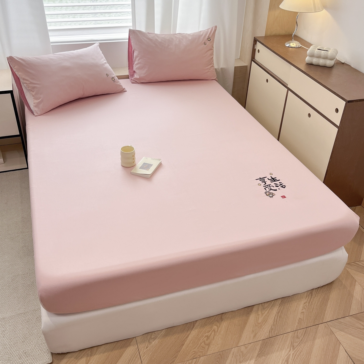 91家纺网 家纺一手货源 找家纺 泽西家纺+V17798841158发大图 2026新品A类13376治愈系国风刺绣纯棉床笠全棉床笠枕套三件套 国风-浅喜粉