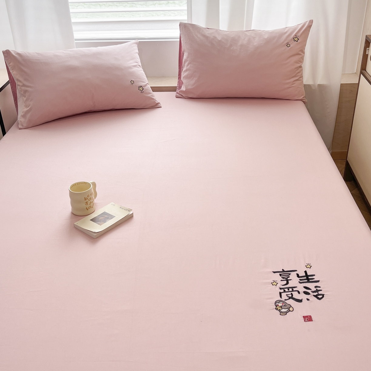 91家纺网 家纺一手货源 找家纺 泽西家纺+V17798841158发大图 2026新品A类13376治愈系国风刺绣纯棉床笠全棉床笠枕套三件套 国风-浅喜粉