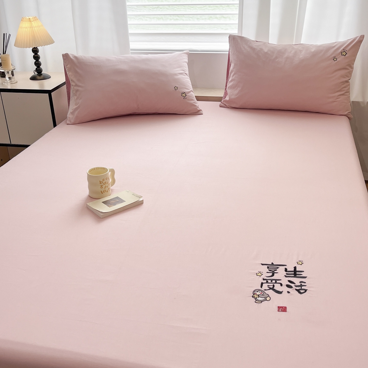 91家纺网 家纺一手货源 找家纺 泽西家纺+V17798841158发大图 2026新品A类13376治愈系国风刺绣纯棉床笠全棉床笠枕套三件套 国风-浅喜粉