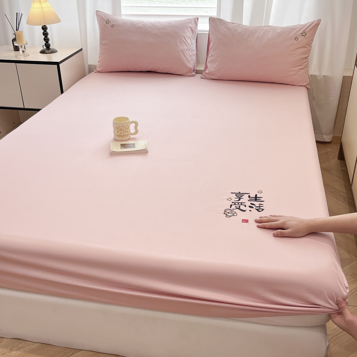 91家纺网 家纺一手货源 找家纺 泽西家纺+V17798841158发大图 2026新品A类13376治愈系国风刺绣纯棉床笠全棉床笠枕套三件套 国风-浅喜粉