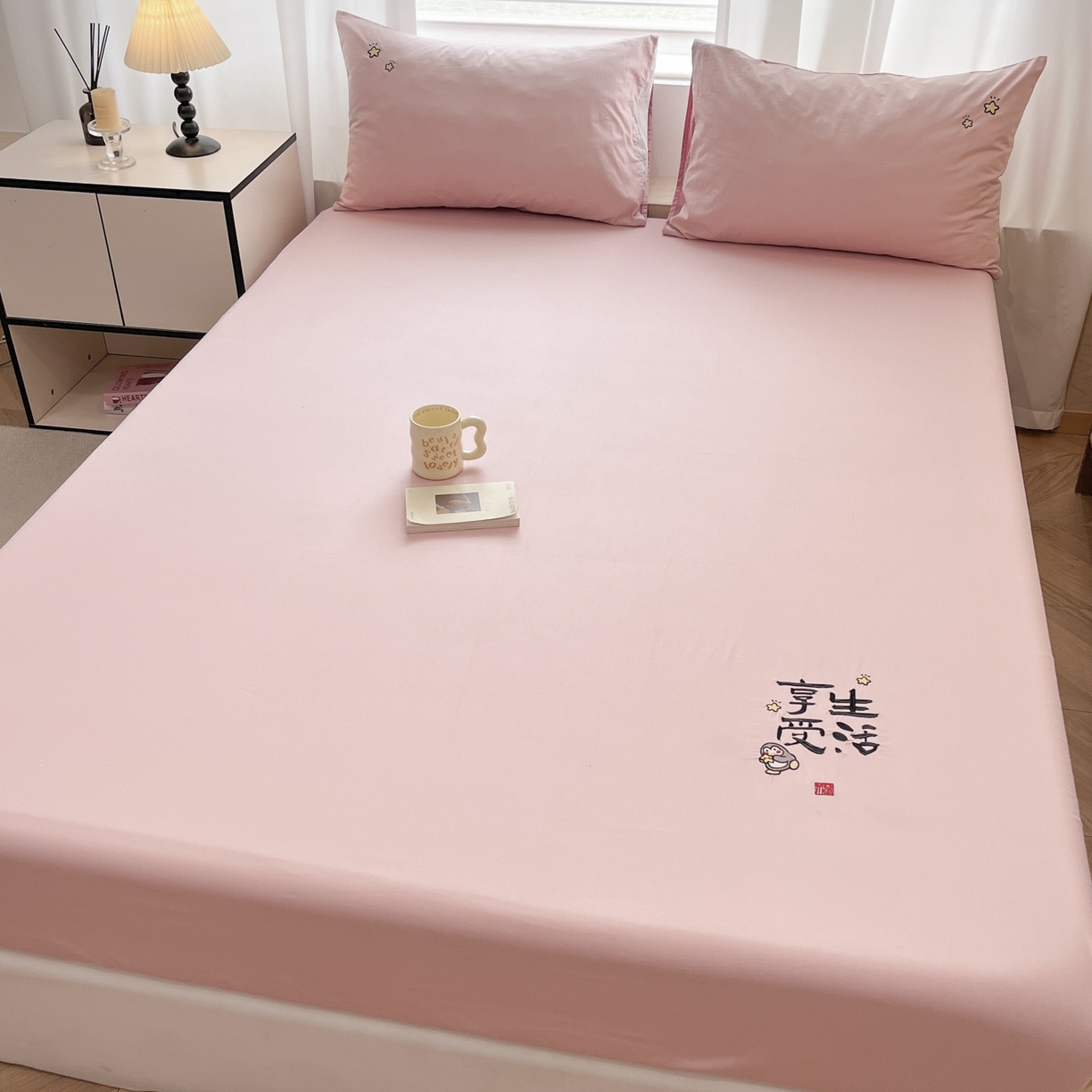 91家纺网 家纺一手货源 找家纺 泽西家纺+V17798841158发大图 2026新品A类13376治愈系国风刺绣纯棉床笠全棉床笠枕套三件套 国风-浅喜粉