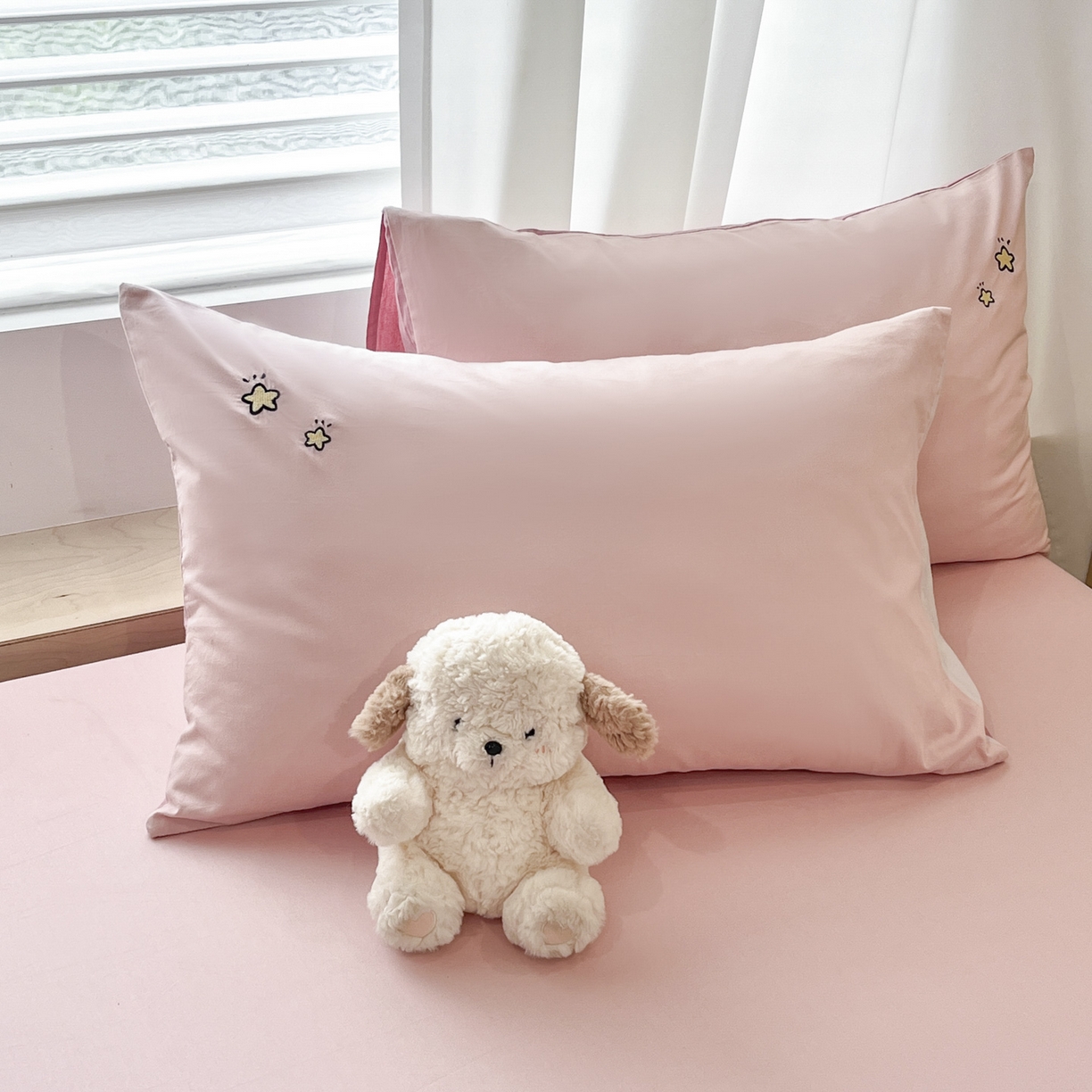 91家纺网 家纺一手货源 找家纺 泽西家纺+V17798841158发大图 2026新品A类13376治愈系国风刺绣纯棉床笠全棉床笠枕套三件套 国风-浅喜粉