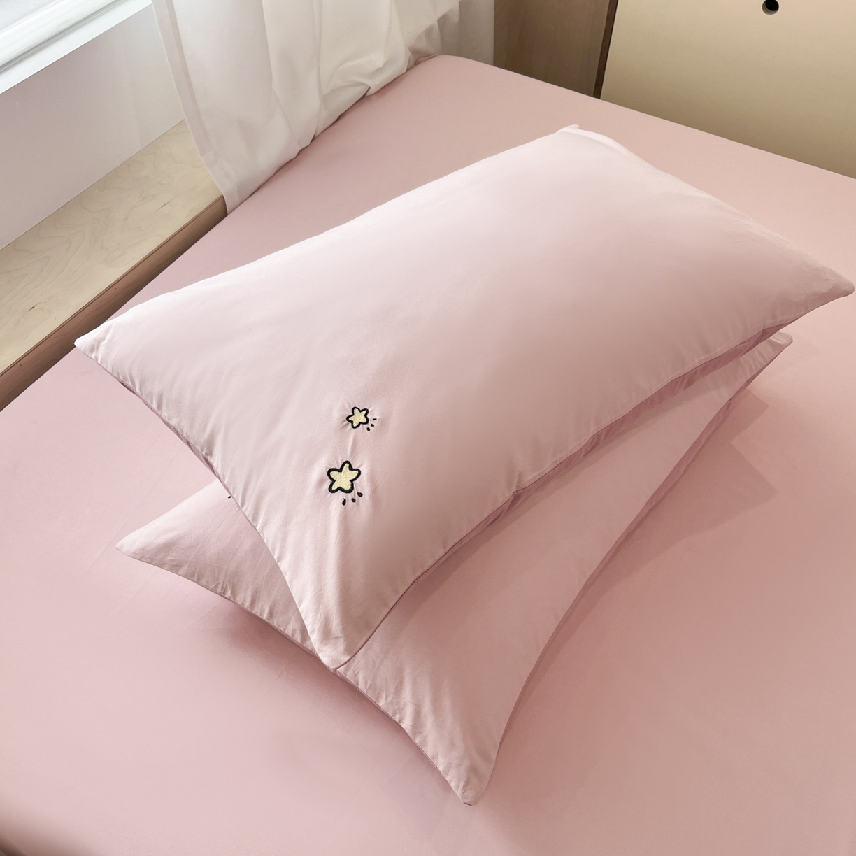 91家纺网 家纺一手货源 找家纺 泽西家纺+V17798841158发大图 2026新品A类13376治愈系国风刺绣纯棉床笠全棉床笠枕套三件套 国风-浅喜粉