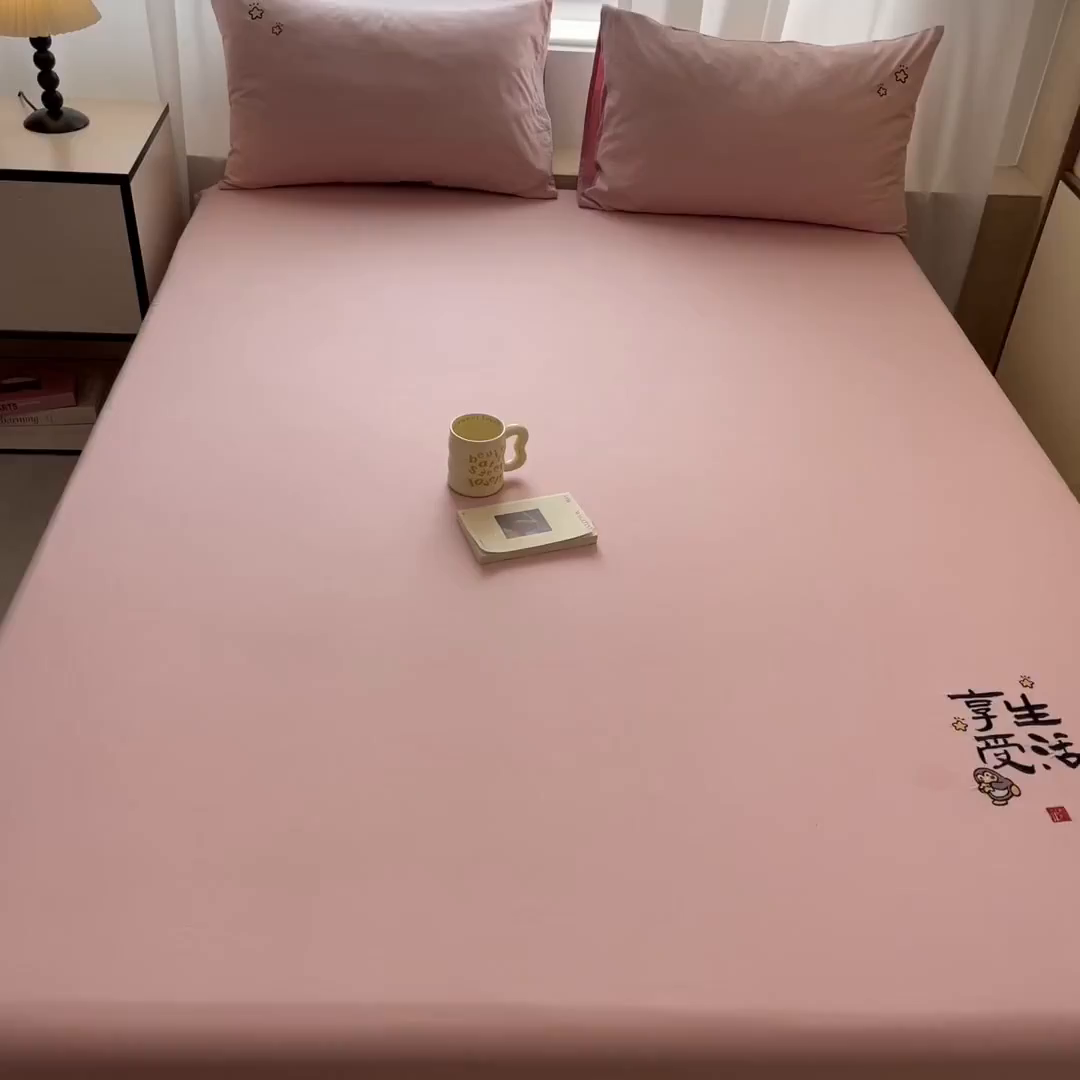 91家纺网 家纺一手货源 找家纺 泽西家纺+V17798841158发大图 2026新品A类13376治愈系国风刺绣纯棉床笠全棉床笠枕套三件套 国风-浅喜粉