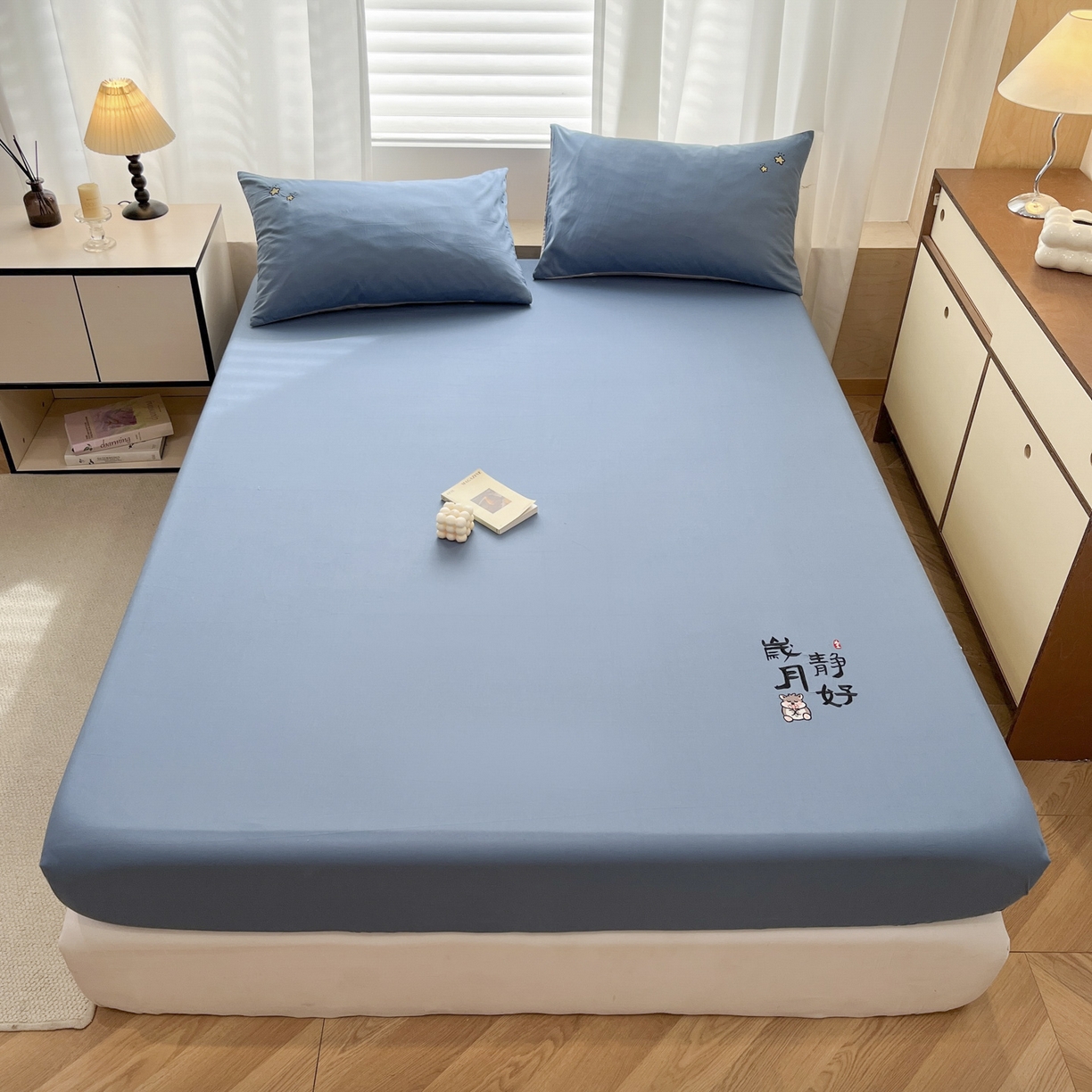 泽西家纺+V17798841158发大图 2026新品A类13376治愈系国风刺绣纯棉床笠全棉床笠枕套三件套 国风-宾利蓝