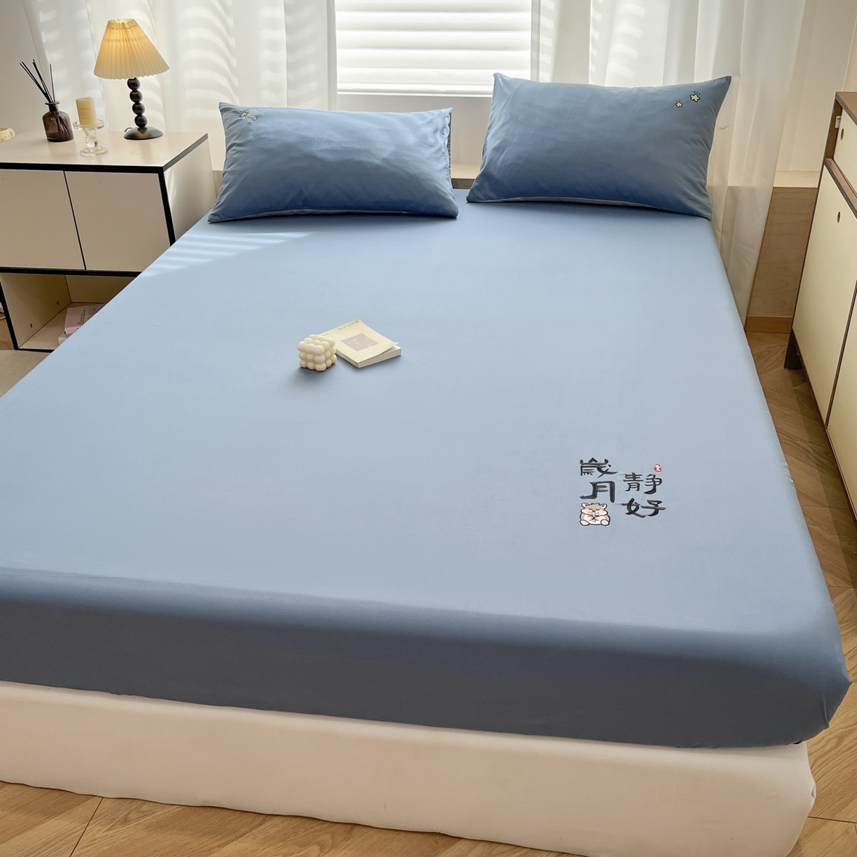 91家纺网 家纺一手货源 找家纺 泽西家纺+V17798841158发大图 2026新品A类13376治愈系国风刺绣纯棉床笠全棉床笠枕套三件套 国风-宾利蓝