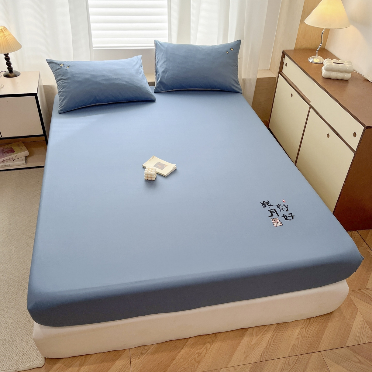 91家纺网 家纺一手货源 找家纺 泽西家纺+V17798841158发大图 2026新品A类13376治愈系国风刺绣纯棉床笠全棉床笠枕套三件套 国风-宾利蓝