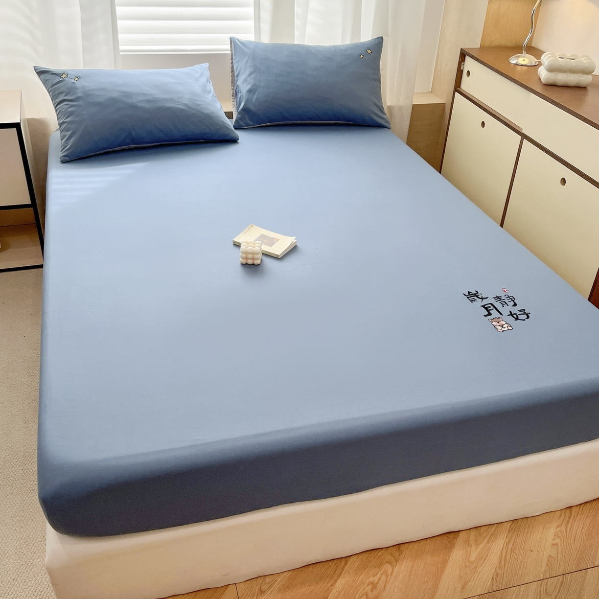 91家纺网 家纺一手货源 找家纺 泽西家纺+V17798841158发大图 2026新品A类13376治愈系国风刺绣纯棉床笠全棉床笠枕套三件套 国风-宾利蓝