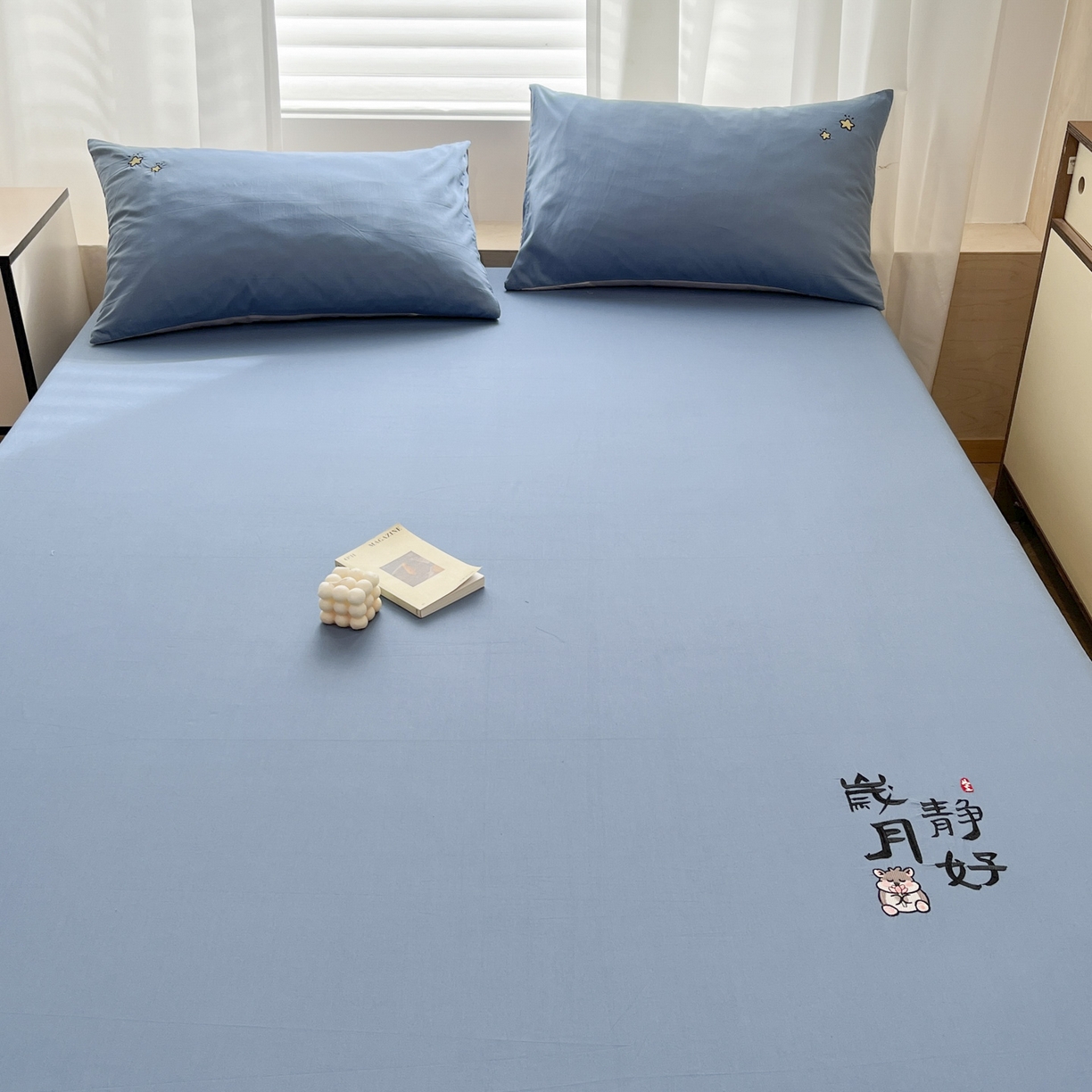 91家纺网 家纺一手货源 找家纺 泽西家纺+V17798841158发大图 2026新品A类13376治愈系国风刺绣纯棉床笠全棉床笠枕套三件套 国风-宾利蓝