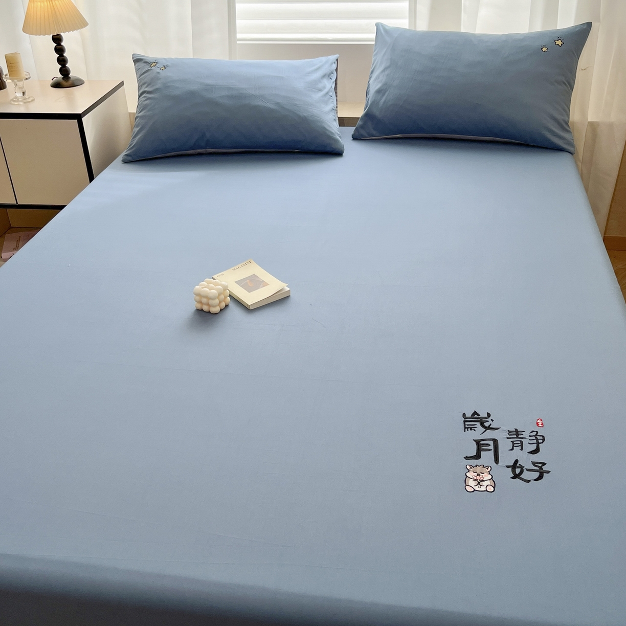 91家纺网 家纺一手货源 找家纺 泽西家纺+V17798841158发大图 2026新品A类13376治愈系国风刺绣纯棉床笠全棉床笠枕套三件套 国风-宾利蓝