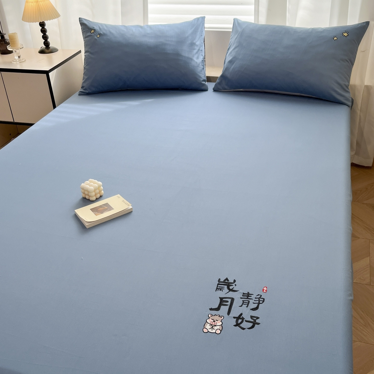 91家纺网 家纺一手货源 找家纺 泽西家纺+V17798841158发大图 2026新品A类13376治愈系国风刺绣纯棉床笠全棉床笠枕套三件套 国风-宾利蓝